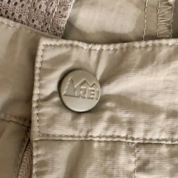 REI Khaki Quick Dry 8-Pocket Cargo Shorts  - 10 - Picture 9 of 9